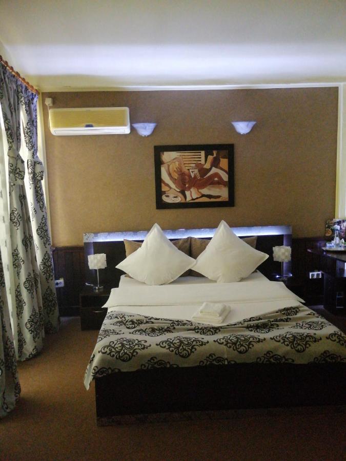 Casa Teilor Hotel Pitesti Exterior photo