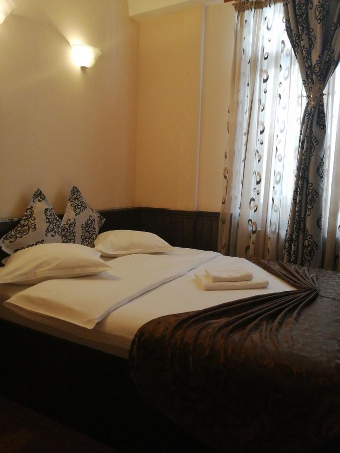 Casa Teilor Hotel Pitesti Exterior photo